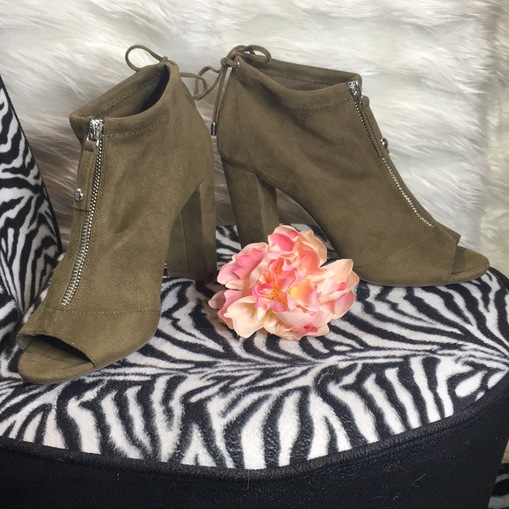 Olive Open Toe Booties G by Guess Sz 8M -Like NWOT
